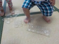 足で潰す子も